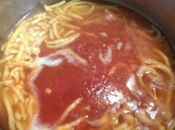 step2: 自製蕃茄麵剪小段先用熱水煮熟再加入可果美蕃茄鍋吸湯汁入味