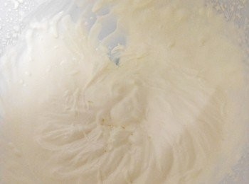 step9: 鮮奶油打至大概7～7成發，即稠糊可流動狀有紋路（看圖）