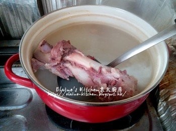 step10: 煲45分鐘的粥底熄火焗15分鐘 , 將豬手骨及臘鴨脾盛起