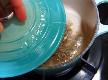 step7: 此時，先稍微蓋一下蓋子，觀察一下狀況，煸的差不多的時候，就可以掀開蓋子。