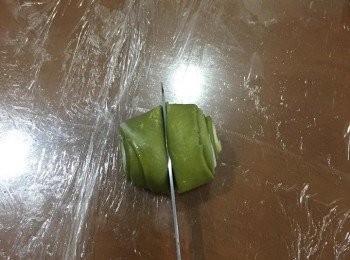 step11: 用小刀從中間切斷成兩塊