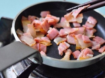 step3: 爆香煙肉粒