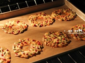 step10: 當餅乾邊緣開始上色，將烤溫調低至130度C(266度F)，續烤約3~5分鐘，使餅乾均勻上色即可取出。