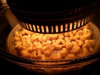 step1: 做法:

1-用700g水加2茶匙鹽煮滾,加入腰果煮2分鐘,倒去水入琼乾水待用
,琼乾水之腰果,預熱光波爐180c高架,用蒸碟波8-10分鐘,開蓋兜炒一次再波8-9分鐘灘凍即可入樽