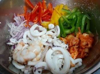 step7: 再將<span class="group_1">蔬菜材料：</span>和<span class="group_3">海鮮材料：</span>倒入粉漿中