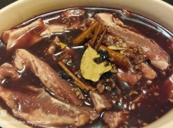 step1: 牛肋條洗好瀝乾加入肉桂、丁香、月桂葉、紅酒，醃3小時或醃過夜