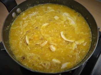 step3: 步驟3：
接著放入南瓜泥、橄欖油、高湯攪拌均勻並轉中火煮滾（持續攪拌避免黏鍋），以3小匙鹽、黑胡椒粉與巴西里末調味與增香，完成醬汁；另取湯鍋放入適量的水煮滾並放入1小匙鹽，接著放入義大利麵，煮軟後撈出瀝乾並拌入少許的橄欖油，將麵條盛盤淋上（或拌入）醬汁，最後撒上巴西里末即可上桌。