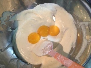 step5: 蛋黃和蛋白分開, 將三顆蛋黃加入鋼盆繼續攪拌均勻