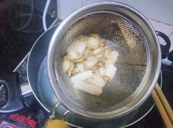 step2: 把界花魷魚及帆立貝取出放到冰水了浸泡15-20分鐘, 用篩瀝乾一下水份。將<span class="group_2">醃料汁</span>的四項材料放進密實盒中混和, 然後將篩乾水的界花魷魚及帆立貝放入剛準備好的<span class="group_2">醃料汁</span>中。