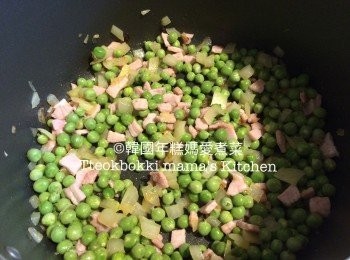 step8: 加入煙肉炒香，倒入青豆繼續炒一會，