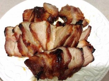 step6: 取出放涼後便可切件食用，今次加咗煎蛋同飯，那就成了美味既 「叉燒蛋飯」喇!