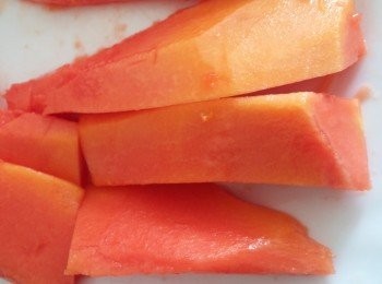 step1: 先將木瓜去皮去籽，用慢磨機榨汁,木瓜汁加奶加糖放入雪糕機攪動15分鐘即完成。