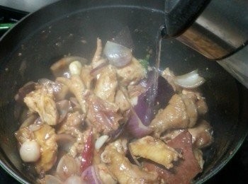 step6: 加少許食用開水(約半碗水)水滾轉細火煮15分鐘即可(最近幾次整都沒有加水,但要每5分鐘就要炒一炒妨痴底,不加水效果會肉質更滑)(如果不加水就一定要有洋蔥,洋蔥會出到水份,否則會易痴底)