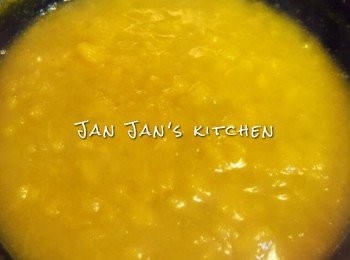 step3: 於鍋內煮滾水，混合南瓜蓉煮至稍稍濃稠，放涼用攪拌機打至糊狀，打完的糊會比未打前杰身，所以稀杰度隨自己喜好調較。