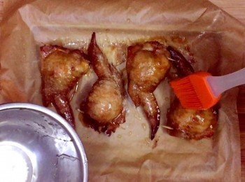 step7: 預熱焗爐200度
撲上生粉，放入焗爐烤20分鐘
之後拿出來掃上蜜糖水，再入爐5分鐘即成