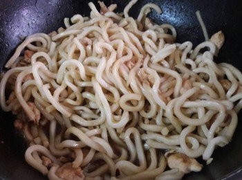 step13: 把<span class="group_3">醬汁</span>和烏冬麵拌勻