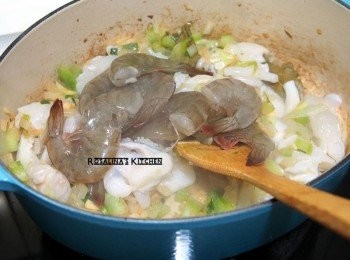 step6: 6.接著放入蝦子。