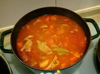 step9: 加入黑椒，香葉，茄糕，再用小火煲45分鐘。