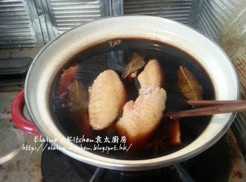 step7: 放入<a href="https://bit.ly/3zHU5V3" target="_blank" data-keyword="雞翼" class="guide-link"><strong>雞翼</strong></a> <span style="display:inline-block;vertical-align:middle;margin-top:-3px;color:initial;border-radius:3px;padding:2px 3px;font-size:12px;line-height:14px;background:#87d300;color:#fff;">即買</span> 用中火煮滾後蓋上蓋轉用慢火煮10分鐘