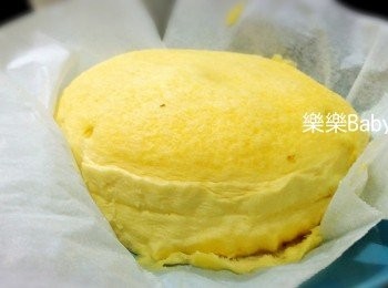 step10: 麵糊先倒一半在另一個備用的鍋中，先蒸個3-5分鐘後，加入香蔥肉醬鋪平（也可以加入一些肉鬆喔！），量自己增減，再把剩下的麵糊全倒入，再繼續蒸15-20分鐘左右，即可。