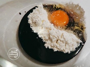 step2: 將低筋麵粉、雞蛋與些許萊姆酒拌入步驟一的巧克力液混合均勻備用。