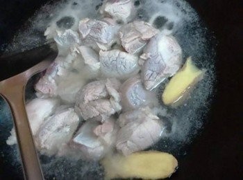 step3: <a href="https://bit.ly/3ANJVUp" target="_blank" data-keyword="豬展" class="guide-link"><strong>豬展</strong></a> <span style="display:inline-block;vertical-align:middle;margin-top:-3px;color:initial;border-radius:3px;padding:2px 3px;font-size:12px;line-height:14px;background:#87d300;color:#fff;">即買</span> 切塊，加入兩片姜出水4分鐘