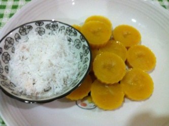 step5: 椰絲加少許鹽巴，把涼了的金瓜糕沾上椰絲即可享用。