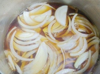 step2: 將所有<span class="group_2">調味料</span>和洋蔥放進鍋子,用中小火煮2-3分鐘