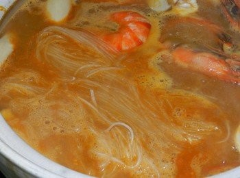 step4: 再加入泡軟的冬粉~~煮滾就ok啦~~