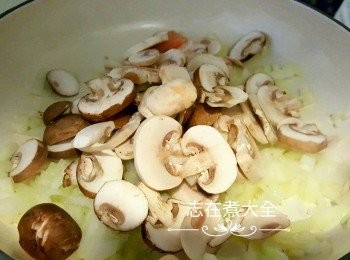 step3: 中火下牛油燒熱鍋，炒洋蔥至軟身，再加入磨菇同炒至軟身