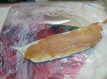 step6: 於酥皮上搽上適量花生醬(可以用其他果醬代替)(亦可以用玉桂粉加砂糖拌勻)