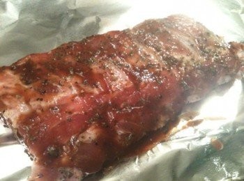 step3: 用已煮成杰身的燒烤醬塗勻肋排, 用錫紙包好醃一晚