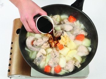 step5: 煮大約15 分鐘後，放入蒜泥與一般醬油拌煮。