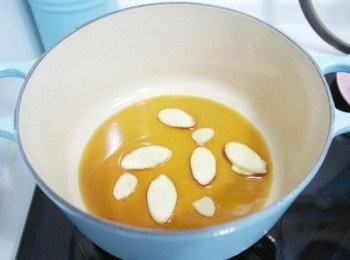 step2: 取一鍋倒入麻油後放入薑片以小火煸煮至薑片邊緣彎曲。