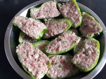 step6: 辣椒用廚紙吸乾水份後，上少少生粉入辣椒內，再釀入撈好的豬，魚肉