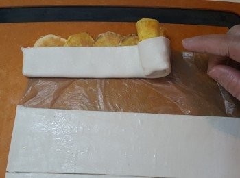 step4: 將酥皮摺好，由頭至尾捲好。
