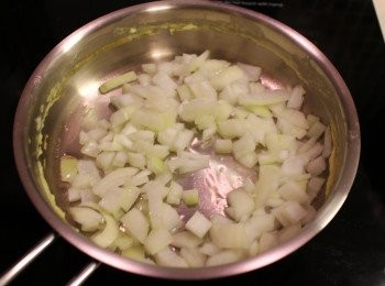 step3: 炒香洋蔥至軟身