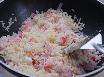 step4: 再下火腿及蟹柳，炒一分鐘，下雞粉及白胡椒粉調味