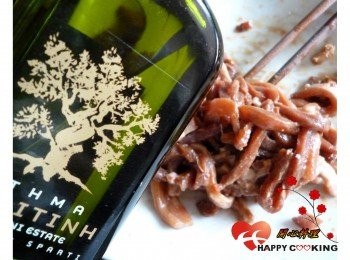 step1: 肉絲先加醬油與糖拌勻,再拌地瓜粉,最後放一匙橄欖油拌勻