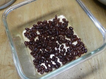 step3: 容器內先塗一下油，再把一部分的紅豆鋪在容器底