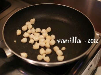 step2: 加一點油，先炒干貝柱