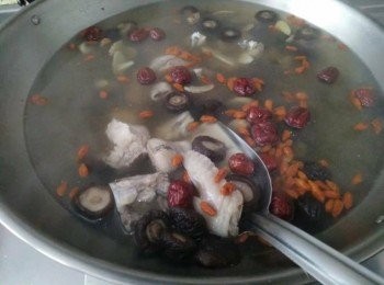 step2: 鍋中放入800cc的水，並開大火滾煮，等待水滾沸後，一併放入薑片和香菇，好讓薑片和香菇的味道能散發出香味於鍋中的湯頭裡，再放入雞肉滾煮(水至少要淹過雞肉)，開大火煮滾後轉中小火，煮約20-30分鍾(至雞肉熟成)，即可關火。