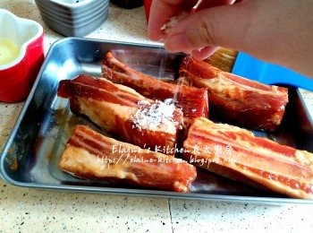 step11: 取出放上碟 , 掃油在金沙骨上 , 灑上麵包糠