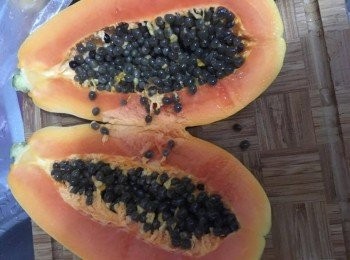 step1: 將木瓜切開一半,去核