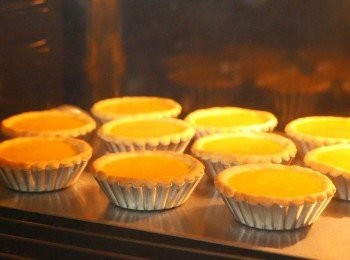 step16: 把蛋撻放入已預熱至200°C的焗爐下層烤12分鐘，然後調較至170°C多烤10分鐘。