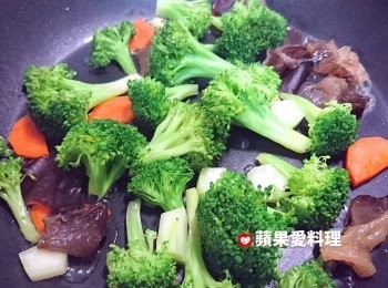 step2: 花椰菜變翠綠色時，打開鍋蓋。