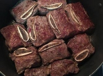 step4: 直徑26公分深鍋燒熱，放少許橄欖油，將牛小排兩面煎上色；