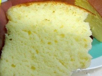 step10: 焗法：
預熱焗爐170度，先焗十分鐘，中途要留意旦糕表面的上色程度，如果顏色變深，你認為已達至理想顏色，便減十度再多焗十分鐘，反之，就加十度再焗十分鐘。記得中途要留意旦糕上色度及旦糕會否有爆裂的跡象。
爆裂主要是因為底火太強，令旦糕一下子澎漲得太快所致，所以如發現有此情況，在下一次再烤焗時便要減溫了。
上色二十分鐘後，即調低溫度至120度，繼續烤焗50分鐘。因爐溫火侯不同，請記得中途留意旦糕顏色及有否爆裂，如有此情況便可嘗試減溫，可試減五至十度。
出爐前以竹簽測試旦糕是否熟透。