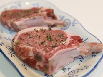 step1: (1) 先把黑毛豬鞍扒用百里香、鹽、黑胡椒醃十分鐘