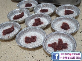 step7: 先放西米到半滿於模內，再加入紫薯蓉(份量多少就隨口味啦，不過就唔建議太多，如果唔係入口就會好"滯"啦)，最後再放入西米~